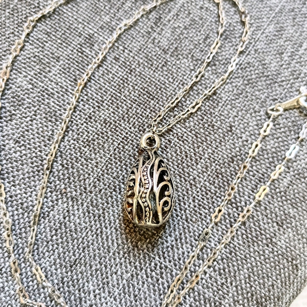 Vintage chain & Egg charm Avon